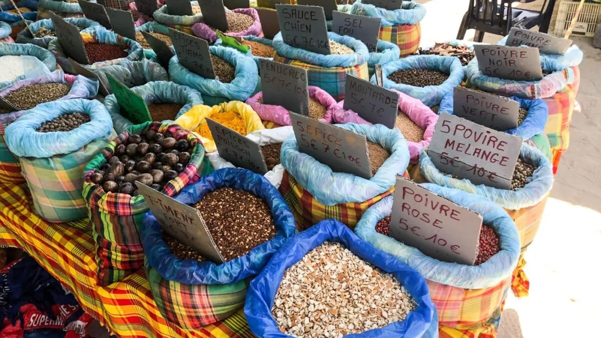 Étals d'épices colorées au marché traditionnel du Gosier